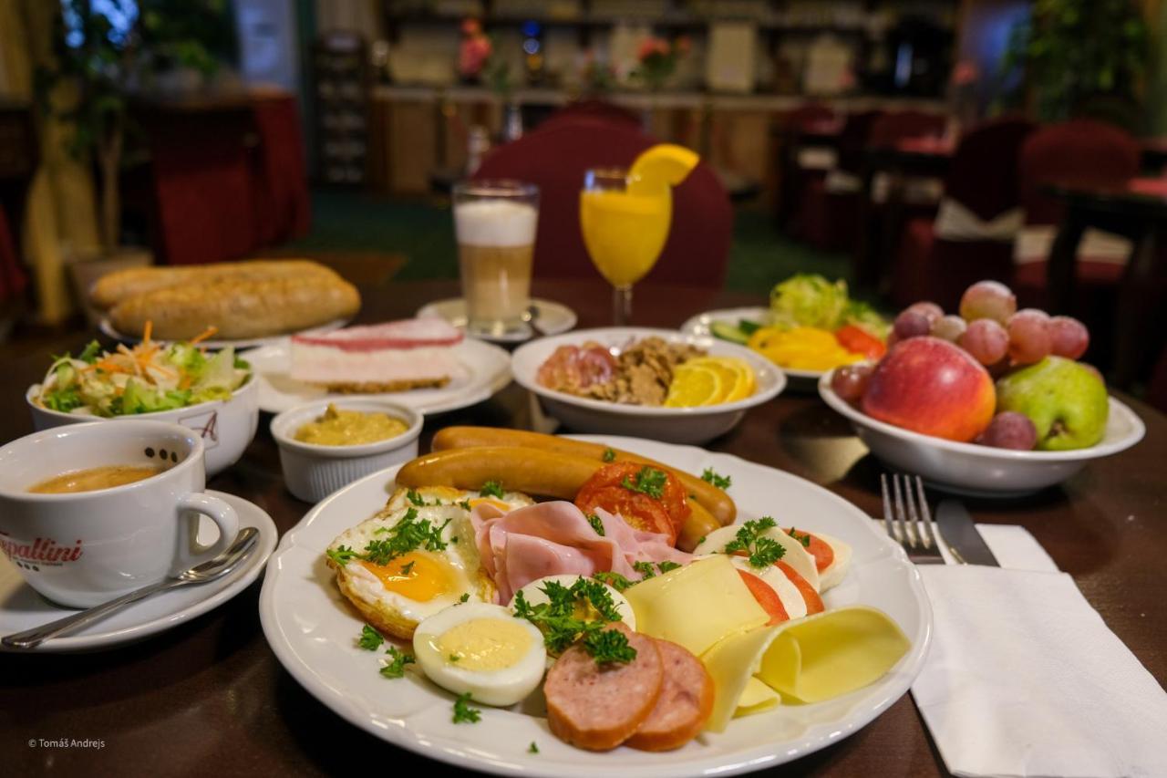 Hotel Tommy Wellness & Spa Наход Экстерьер фото