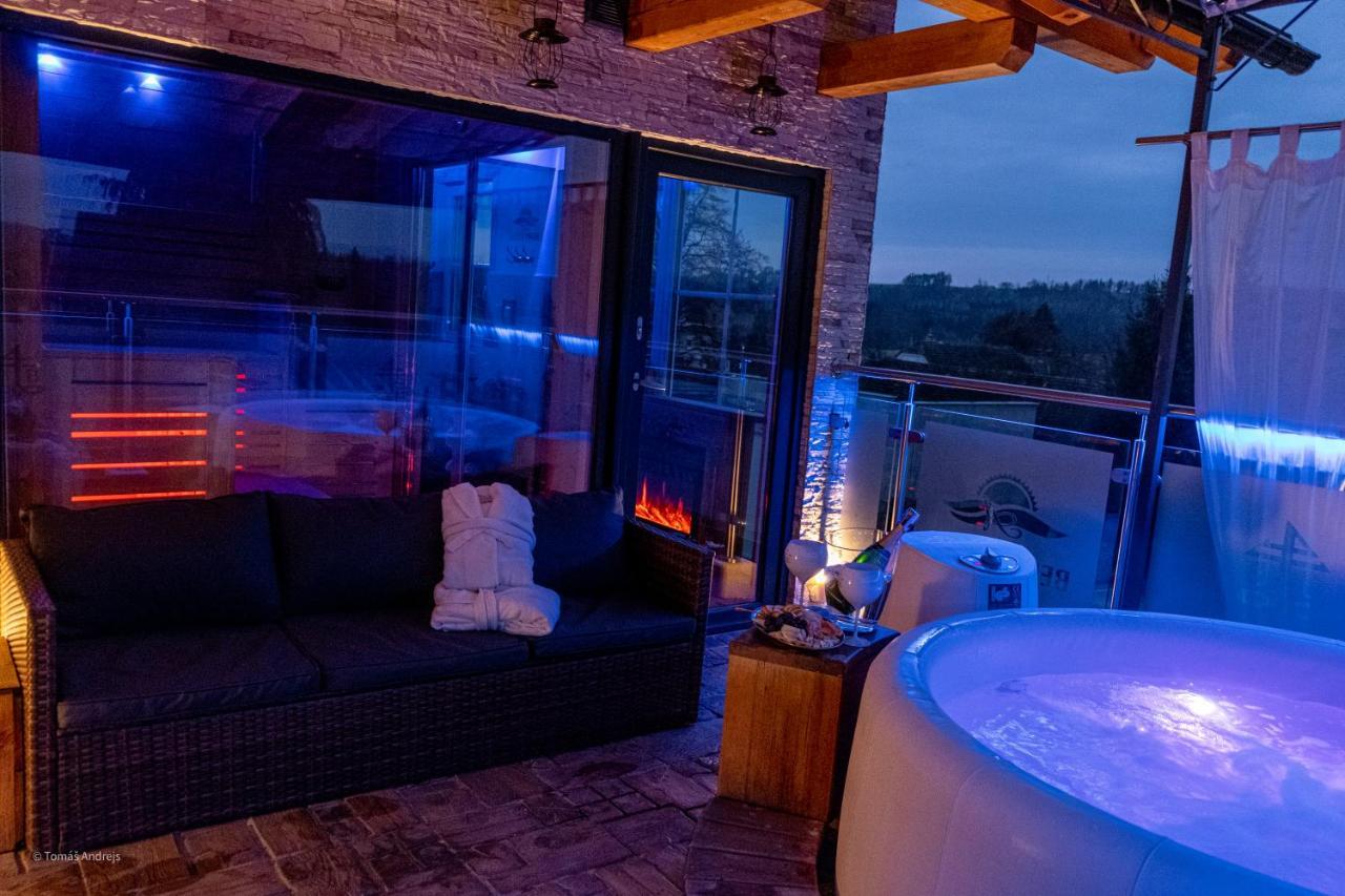 Hotel Tommy Wellness & Spa Наход Экстерьер фото